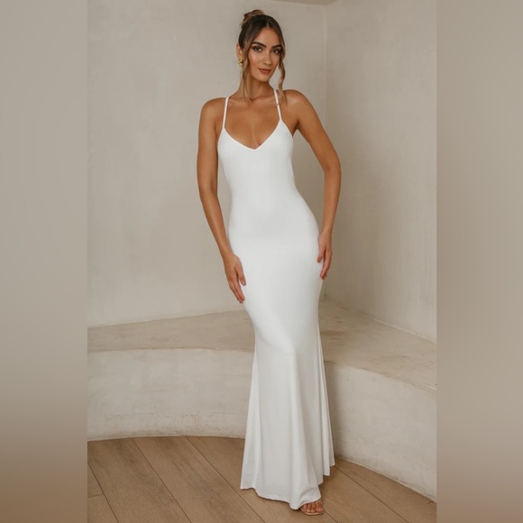 JAUS Dresses & Skirts - Elegant White Maxi Slip Dress with Spaghetti Straps